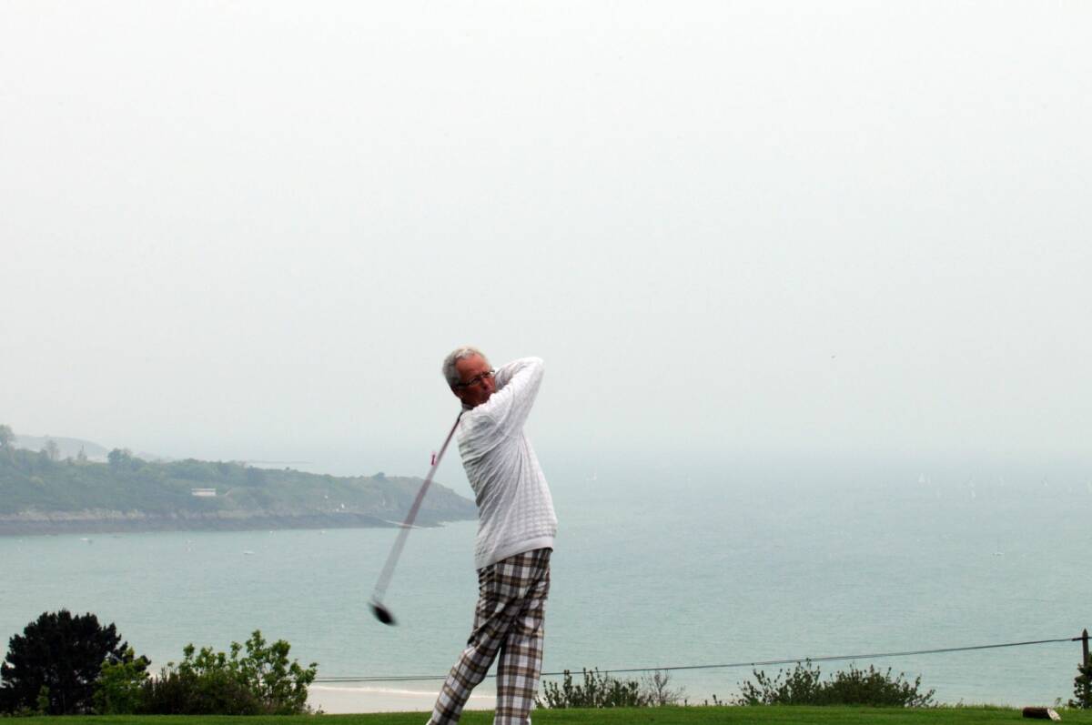 Depuis que j'ai arrêté de monter à cheval, je joue au golf. J'ai transmis la passion (névrotique) de la petite balle blanche à Langsamer dont les enquêtes démarrent souvent sur le New-Golf de Deauville. Ci-dessous, vous ne me voyez pas sur la Côte fleurie mais en Bretagne (baie de Saint-Brieuc) dont vous ne manquerez pas d'apprécier la beauté en arrière plan. Au golf, il vaut mieux regarder le paysage que la trajectoire de la balle....
