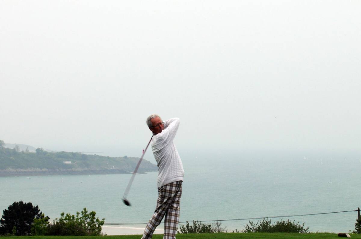 Depuis que j'ai arrêté de monter à cheval, je joue au golf. J'ai transmis la passion (névrotique) de la petite balle blanche à Langsamer dont les enquêtes démarrent souvent sur le New-Golf de Deauville. Ci-dessous, vous ne me voyez pas sur la Côte fleurie mais en Bretagne (baie de Saint-Brieuc) dont vous ne manquerez pas d'apprécier la beauté en arrière plan.   Au golf, il vaut mieux regarder le paysage que la trajectoire de la balle....