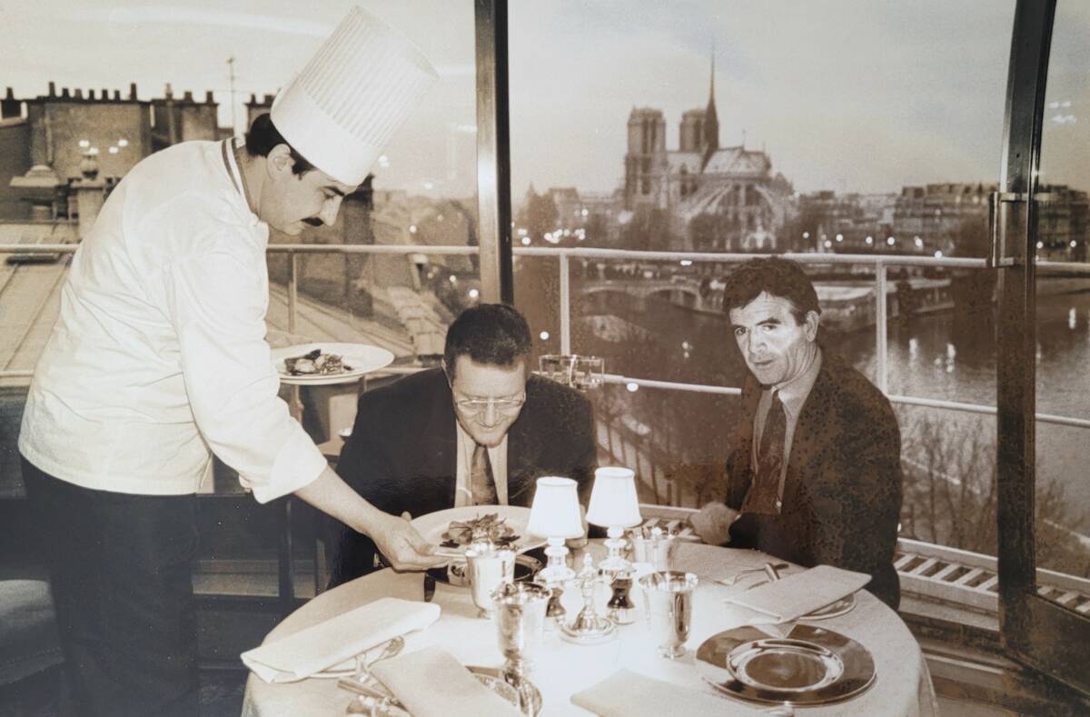 Déjeuner à la Tourd'argent avec le crack-driver, Jean-Claude         Hallais, servi par le chef en personne, Manuel Martinez. 