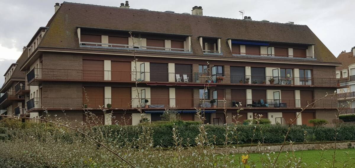 Résidence deauvillaise de Langsamer. Face à la mer, juste à côté de l'hôtel Royal. Des envies de pélerinage ?