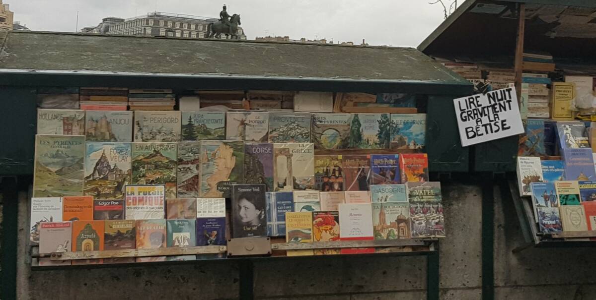 Vu sur les quais rive gauche de la Seine, à Paris. Sur l'étal d'un bouquiniste, on prêche des convaincus... mais ce slogan aurait un autre impact s'il était affiché dans toutes les écoles ! 