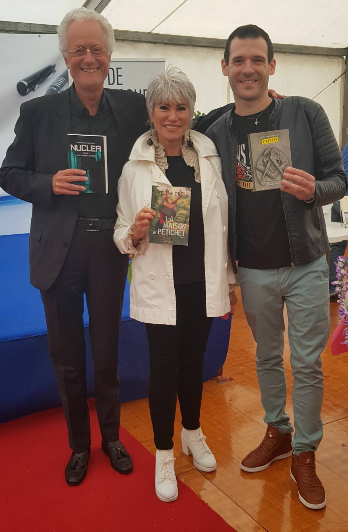 En compagnie d'Evelyne Dress et de Jonathan Vielmon, au salon de Cosne-sur-Loire. Nos livres respectifs en main.