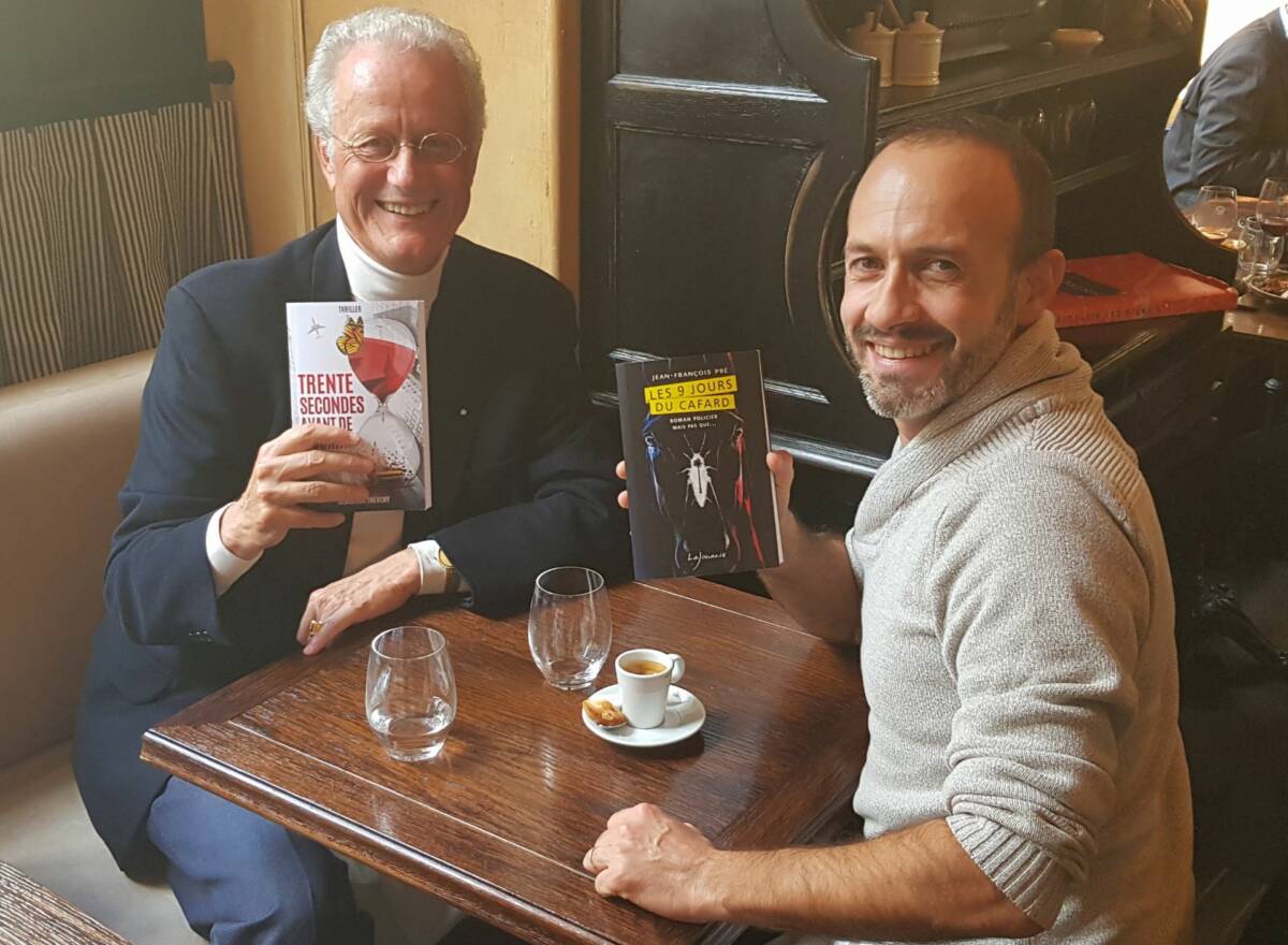 Déjeuner avec le très prolifique Sébastien Théveny dans un restaurant parisien. A la fin du repas, nous échangeons nos romans respectifs. 